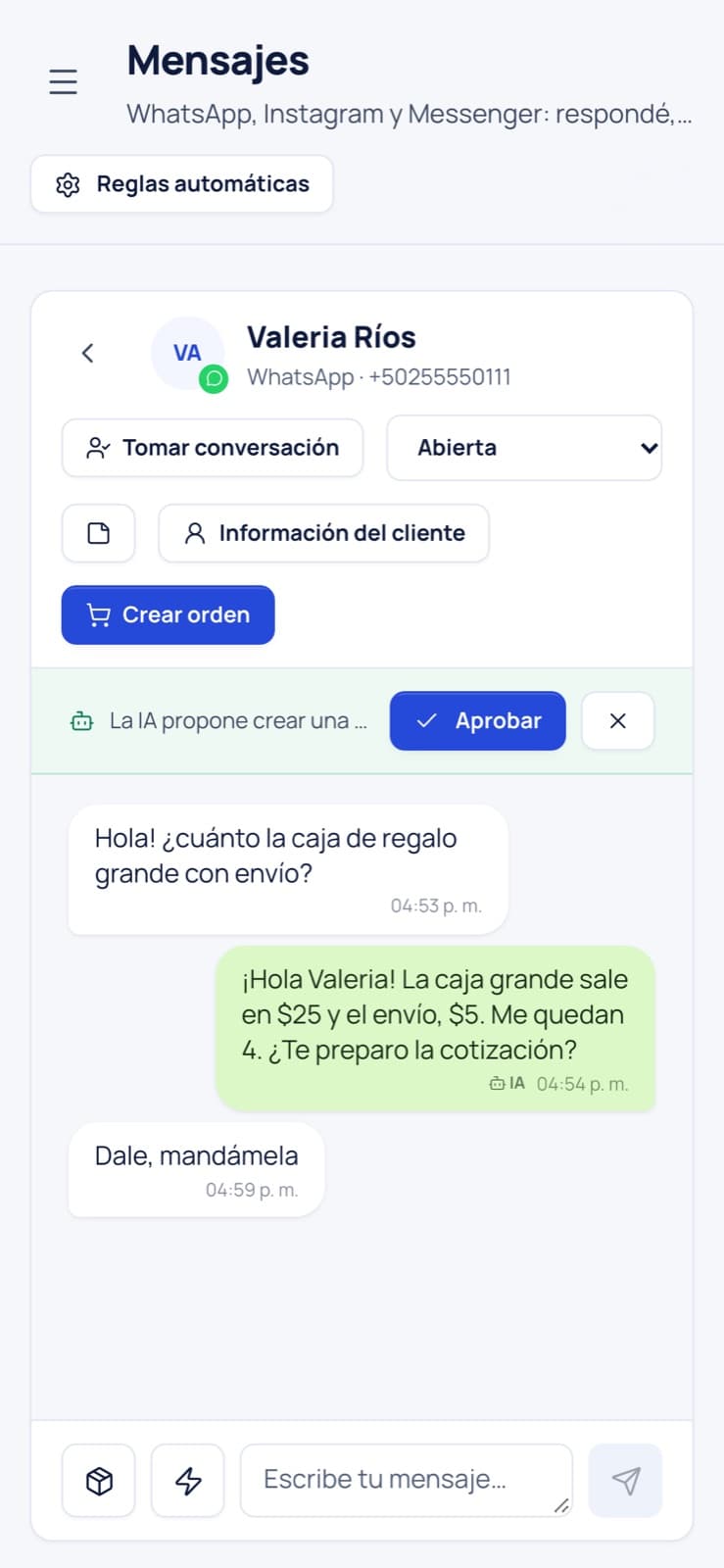Un chat en el celular con la cotización que propone la IA y el botón Aprobar